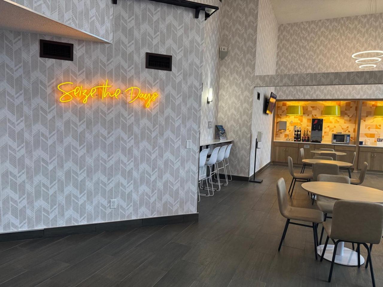 Days Inn & Suites By Wyndham Wausau Dış mekan fotoğraf
