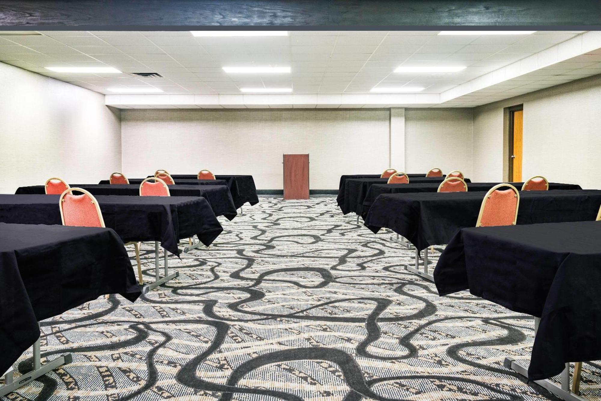 Days Inn & Suites By Wyndham Wausau Dış mekan fotoğraf