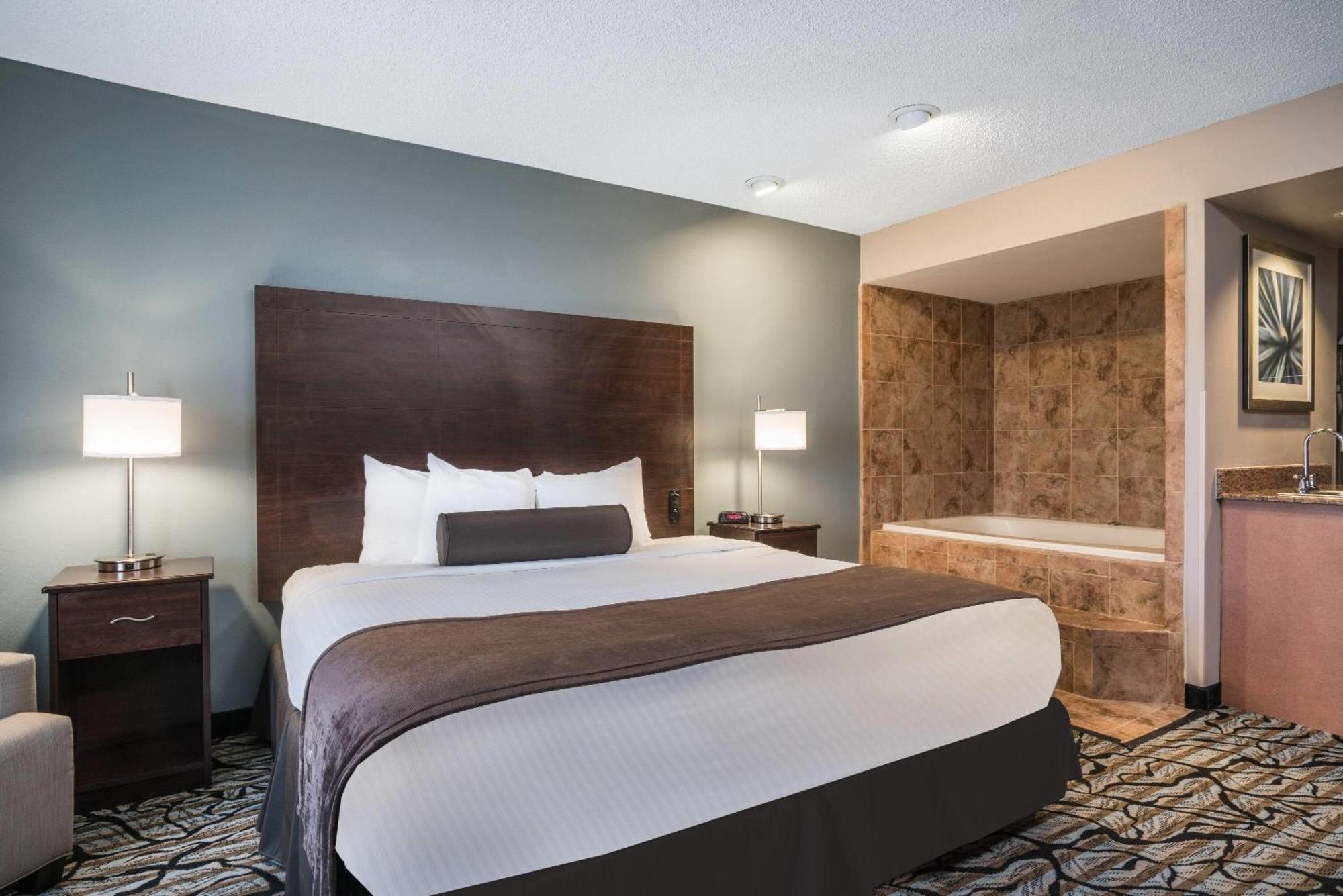 Days Inn & Suites By Wyndham Wausau Dış mekan fotoğraf