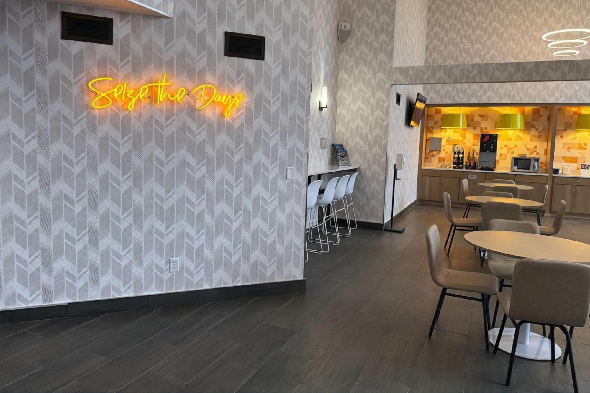 Days Inn & Suites By Wyndham Wausau Dış mekan fotoğraf